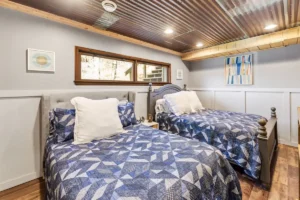 Bedroom with 2 beds and windows